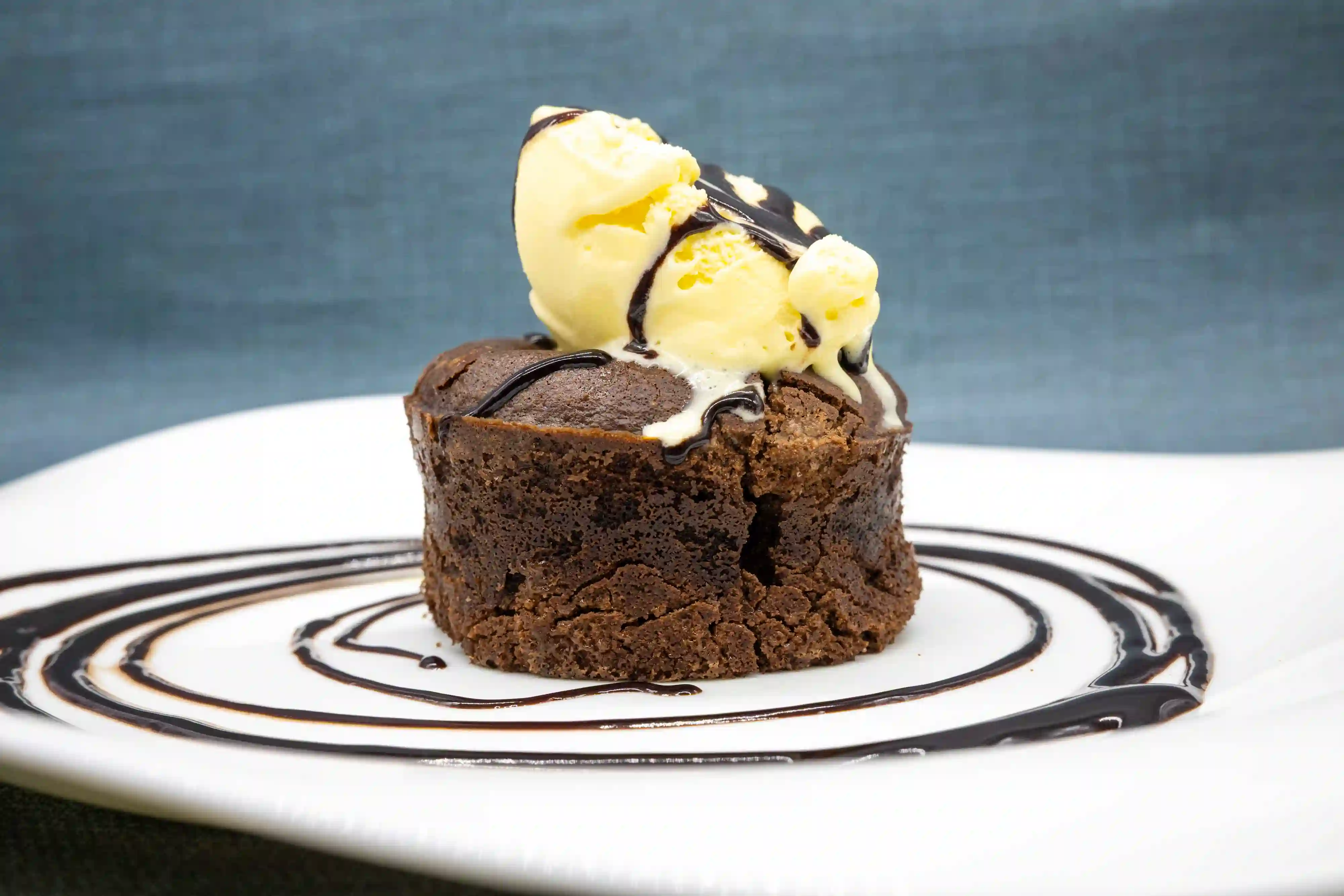 Coulant de chocolate con bola de helado de vainilla y sirope