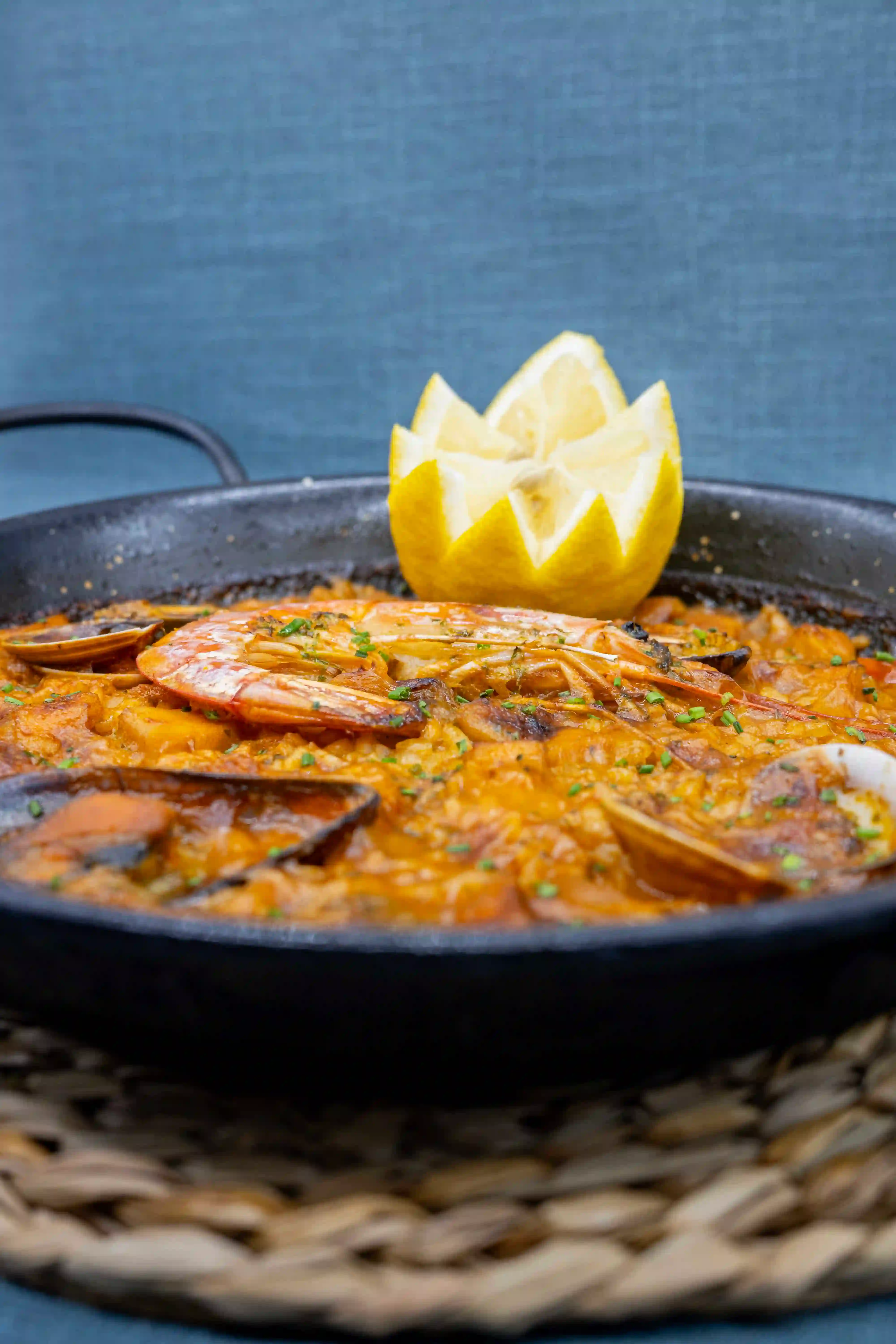 Paella de marisco con gambas y gajos de limón, vista desde arriba