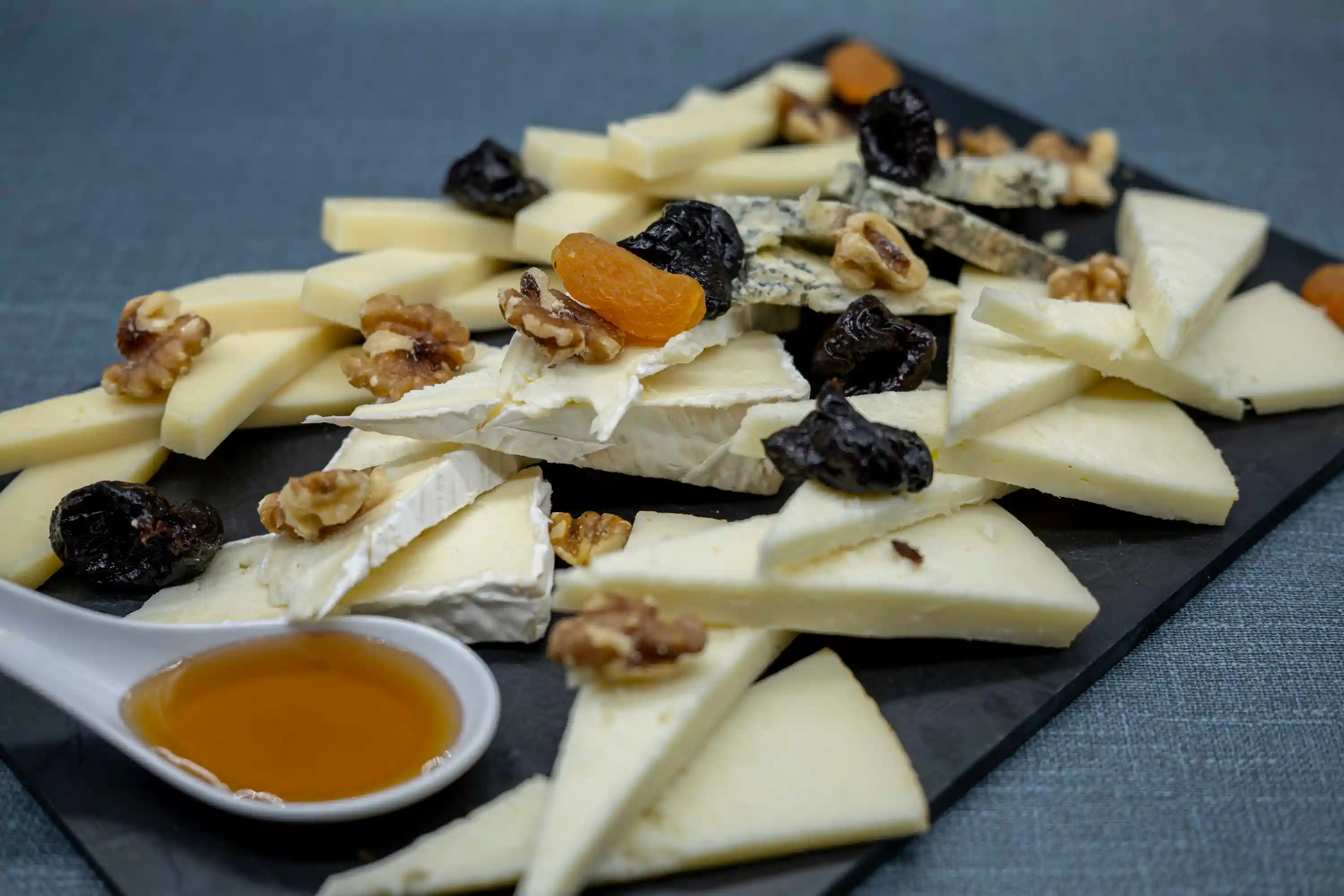 Tabla de quesos con nueces, miel y orejones
